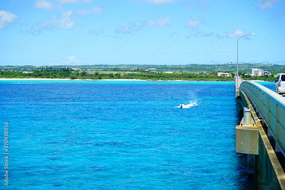 2020年8月、宮古島、来間大橋から眺める青い海と空。日本、沖縄。