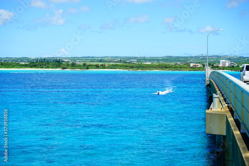 2020年8月、宮古島、来間大橋から眺める青い海と空。日本、沖縄。