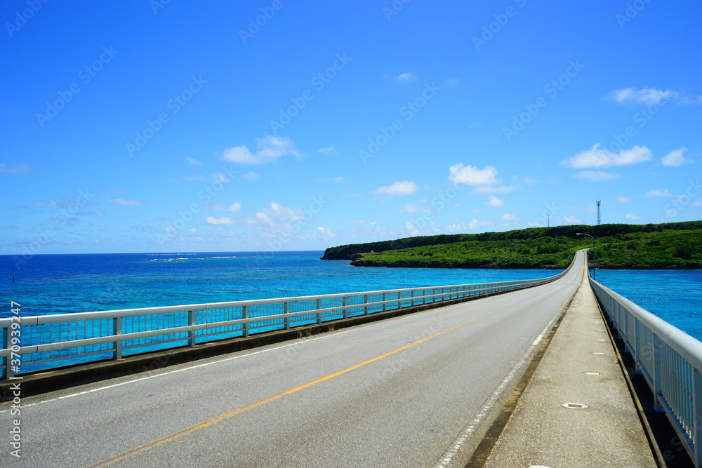 2020年8月、来間大橋と青い海、青い空。日本、沖縄。