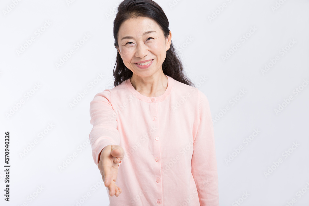 握手をする女性 握手をする女性