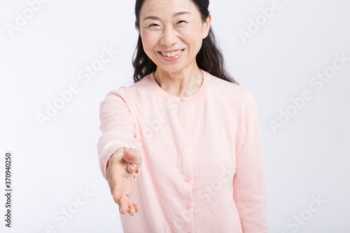 Wallpaper Mural 握手をする女性 Torontodigital.ca