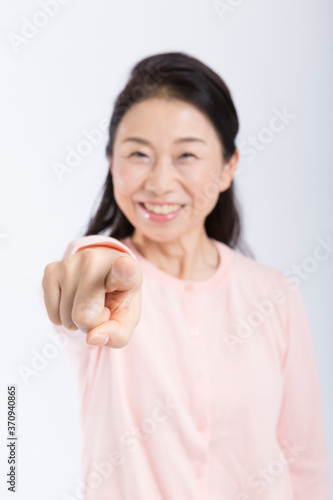 Wallpaper Mural 指差しをする女性 Torontodigital.ca