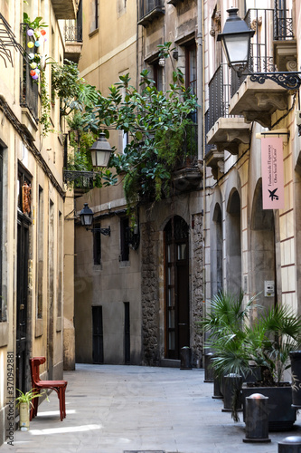 Fototapeta Naklejka Na Ścianę i Meble -  A narrow tiny street in the gothic area in Barcelona, Spain