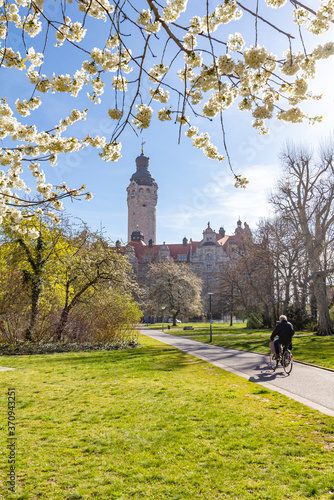 Leipzig die Fahrradstadt im Frühling. Im Hintergrund das Neue Rathaus. photo