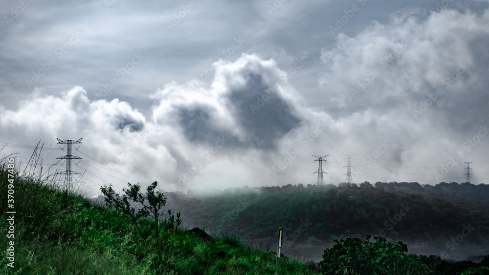 Fototapeta premium Cloud covered mountains landscape