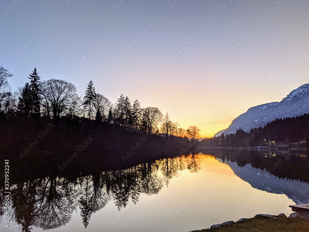 Fototapeta premium See bei Sonnenuntergang