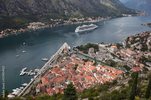 Obraz na płótnie beautiful scenery of Budva harbor with sightseeing cruise and village seen from above w salonie
