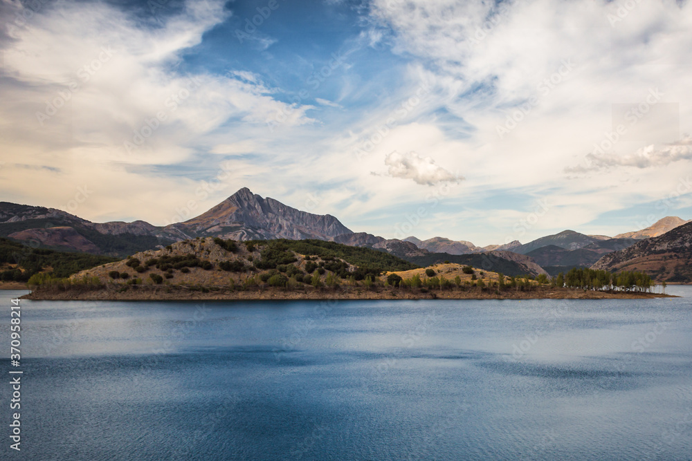 El pico Susarón se alza imponente al pie del lago.