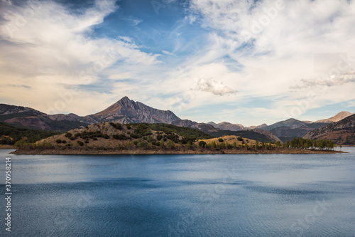 El pico Susarón se alza imponente al pie del lago.