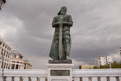 Obraz na płótnie bronze warrior sculpture with sword on Macedonian capital bridge w salonie