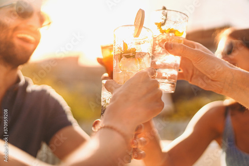Obraz na płótnie Best friends drinking mojito at counter cocktail bar restaurant - Friendship con