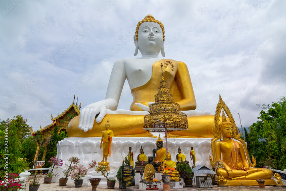 Fototapeta premium Big Buddha at Wat Phra That Doi Kham, Chiang Mai, Thailand