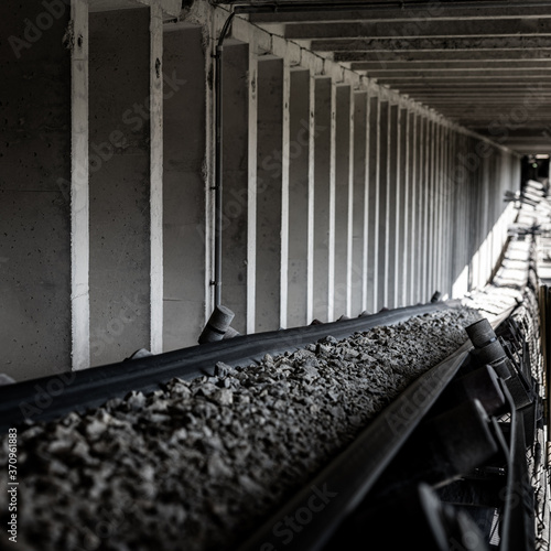 Obraz na płótnie conveyor belt during operation - stones on the production line - industry automation in the mine w salonie