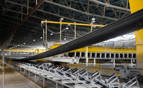 Obraz na płótnie factory- belt conveyor with stones w salonie