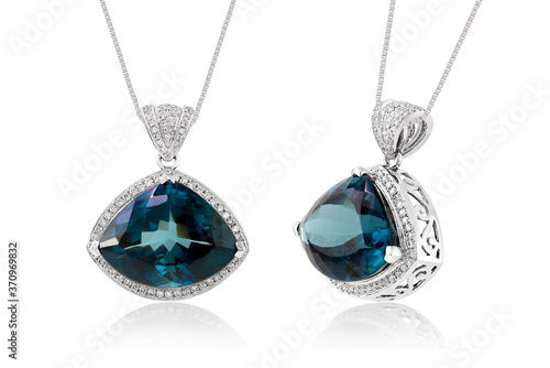 Obraz na plátně Cushion square shaped London Blue Topaz and Diamonds halo white gold setting pen
