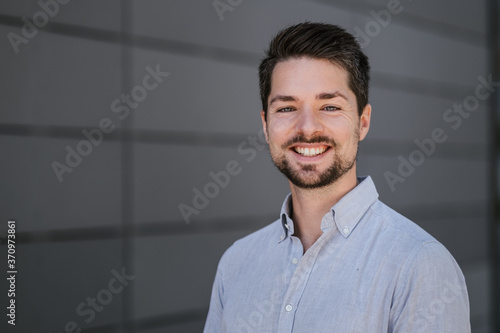 Foto Erfolgreicher junger Business Mann lacht