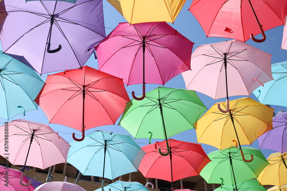 Parapluies colorés dans le ciel