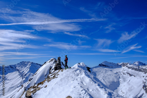 Scialpinista raggiunge la vetta del Piz de Mucia, Alpi Lepontine, Svizzera