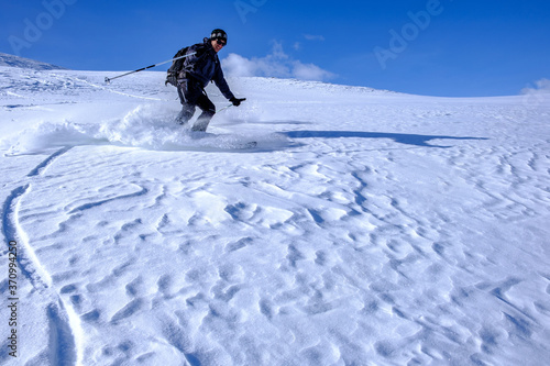 Scialpinista in discesa dal Pizzo dell'Uomo, Lucomagno, Alpi Lepontine, Svizzera