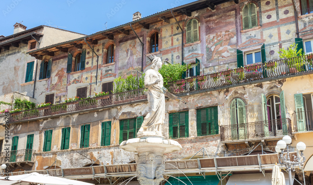 Piazza delle Erbe et la fontaine Madonna Verona (statue), Vérone, Vénétie, Italie
