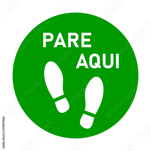 Pare Aqui ("Stop Here" in Portuguese) Round Floor Marking Sticker Icon with Text and Shoeprints for Queue Line or Other Purposes Requiring Social Distancing. Vector Image.