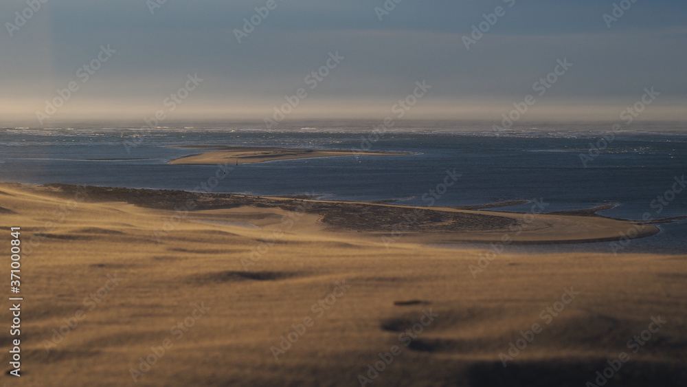 Vue sur l'océan atlantique depuis la Dune du Pilat.  L'horizon est brumeux à cause du sable brassé par le vent