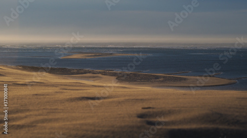 Vue sur l'océan atlantique depuis la Dune du Pilat. L'horizon est brumeux à cause du sable brassé par le vent