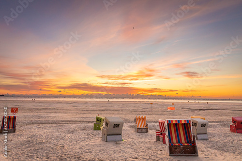 leere Strandkörbe auf Langeoog an der Nordsee bei Sonnenuntergang