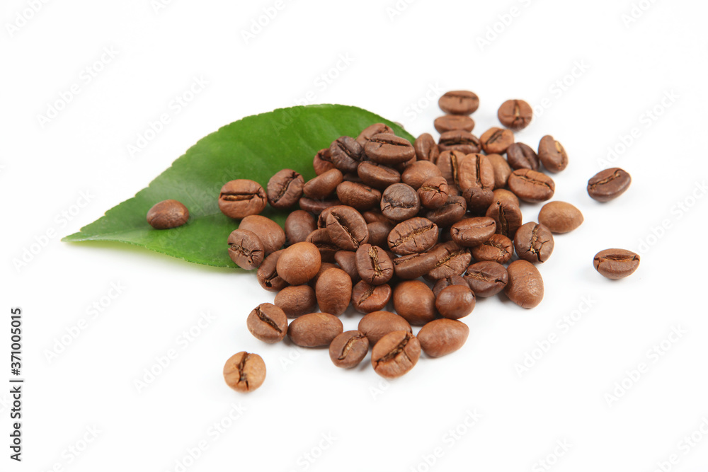 Naklejka premium coffee beans isolated on white 