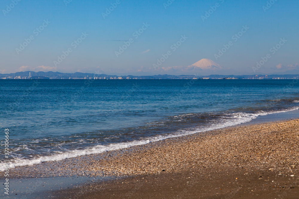 Fototapeta premium 富士山が見える晴れた日の海水浴場