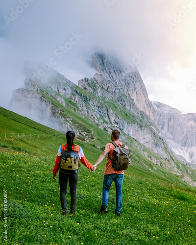 Canvas Print couple on vacation hiking in the Italien Dolomites, Amazing view on Seceda peak