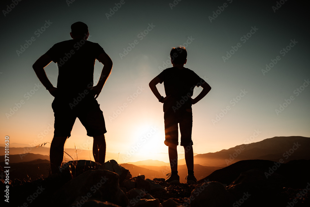 Vater und Sohn im Sonnenuntergang