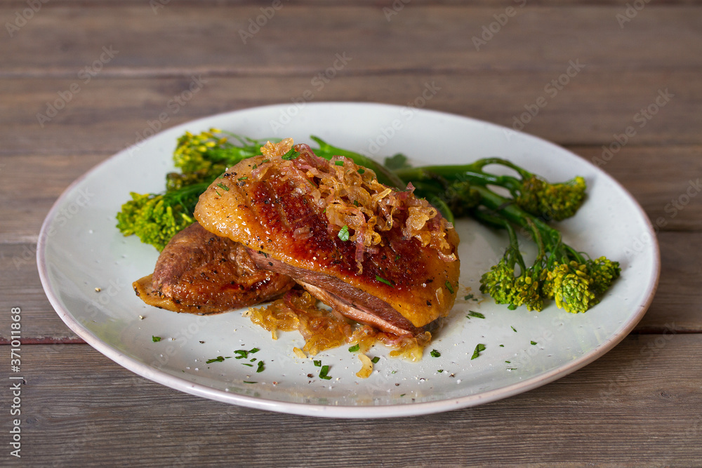 Duck breast fillets with caramelized onion and broccoli Duck breast fillets with caramelized onion and broccoli