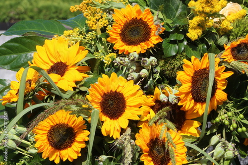 Sommerliches Gesteck aus Sonnenblumen, Floristik, Blumenbinderei
