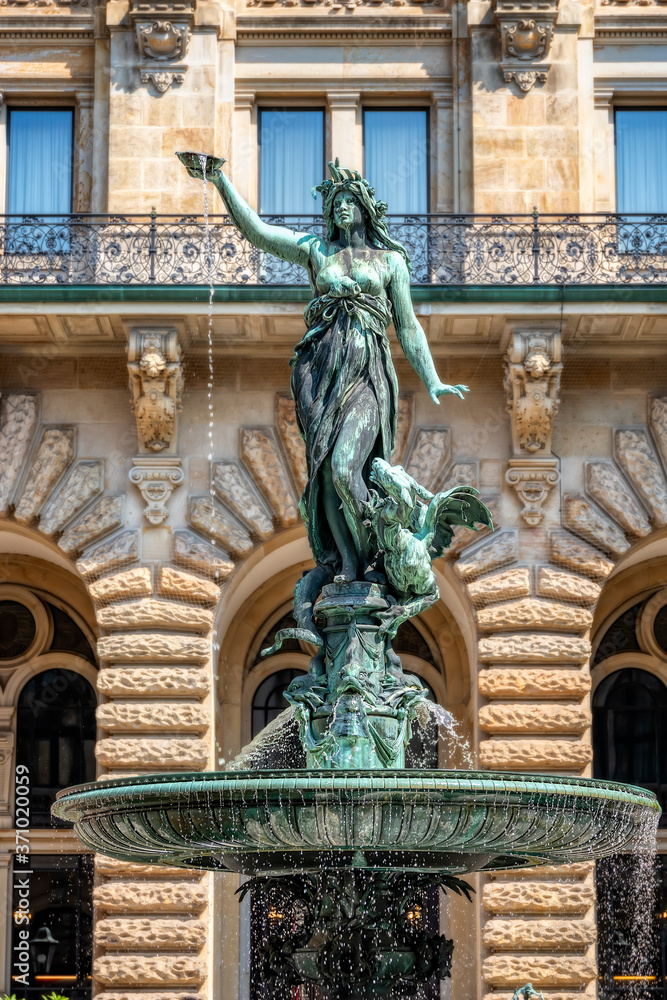 Hygieia-Brunnen vor der Hoffassade im Innenhof (Ehrenhof) des Hamburger Rathauses im August 2020 Hygieia-Brunnen vor der Hoffassade im Innenhof (Ehrenhof) des Hamburger Rathauses im August 2020