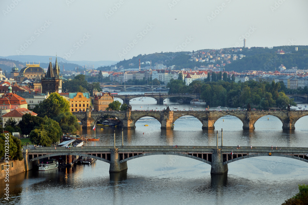Obraz premium Coucher de soleil sur le fleuve Vlatva à Prague