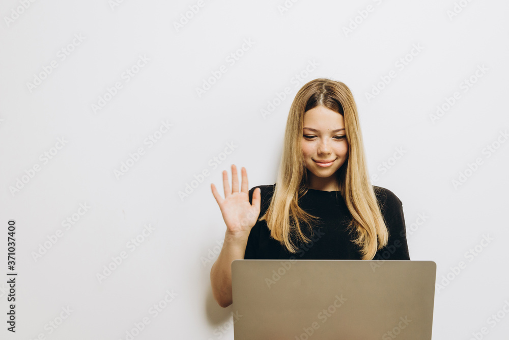 Naklejka premium A teenage girl with a notebook against grey background