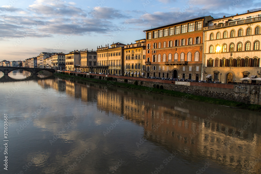 veduta del Lungarno a Firenze al tramonto