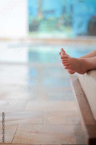 Wallpaper Mural Babyfüße im Schwimmbad Torontodigital.ca