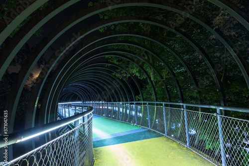 Bild auf Leinwand Slinky Springs to Fame Brücke Oberhausen