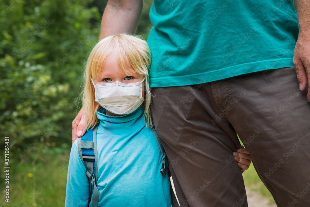 Naklejka premium little daughter wearing mask hug father before going to school