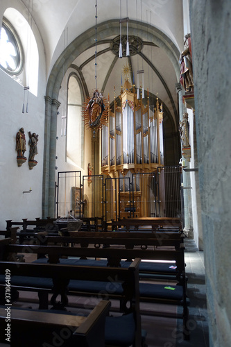 Orgel und Taufbecken - Katholische Pfarrkirche St. Laurentius