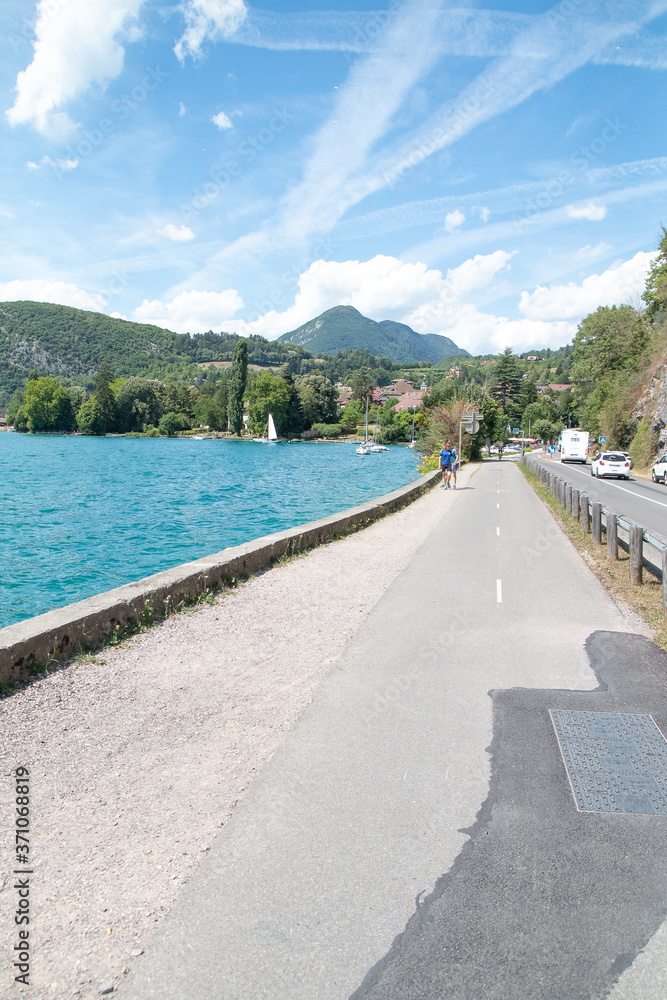 Piste cyclable du Lac d'Annecy en été