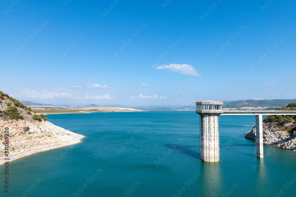 Embalse de Guadalcacin en la provincia de Cádiz, Andalucía, España.
Embalse de Guadalcacin en la provincia de Cádiz, Andalucía, España.