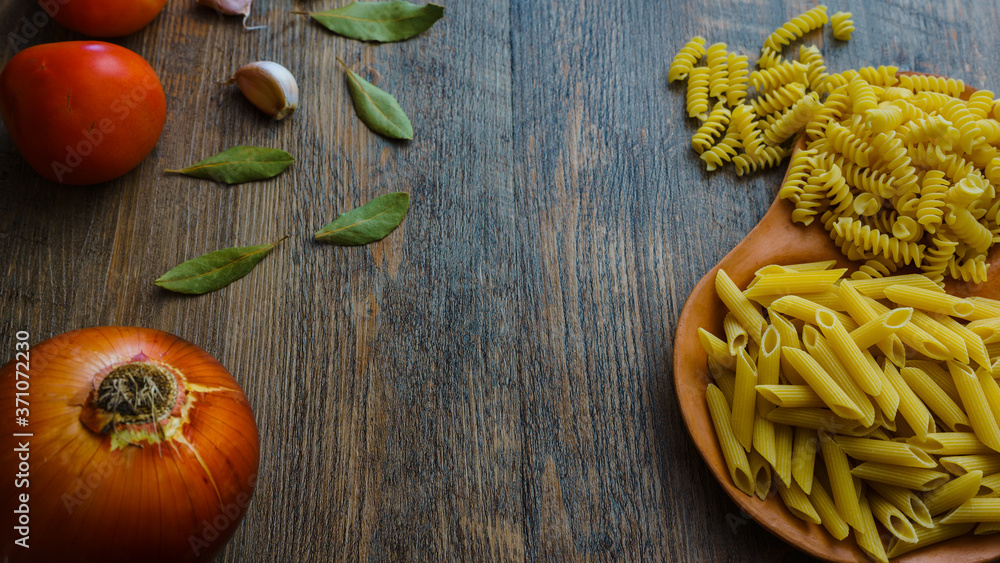 pastas italianas y verduras sobre madera pastas italianas y verduras sobre madera