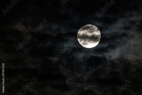 Noite de lua cheia com nuvens