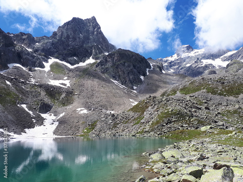 Österreich, Tirol, Ötztaler Alpen: Der Mittelbergles See mit Blick auf die Parstleswand photo