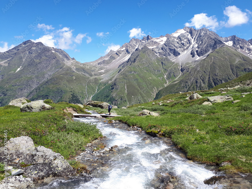 Österreich, Tirol: Ötztaler Alpen: Wildbach auf der Neururer Alp im Pitztal, Blick gegen die Hohe Geige
