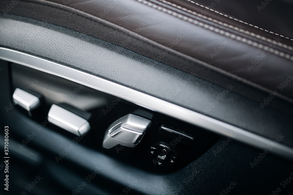 Car seats regulation and control with memory mode