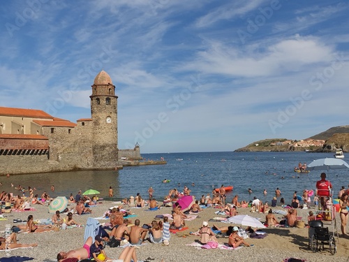 Playa en Collioure, Francia, con la iglesia de Notre Dame de Collioure al fondo. 